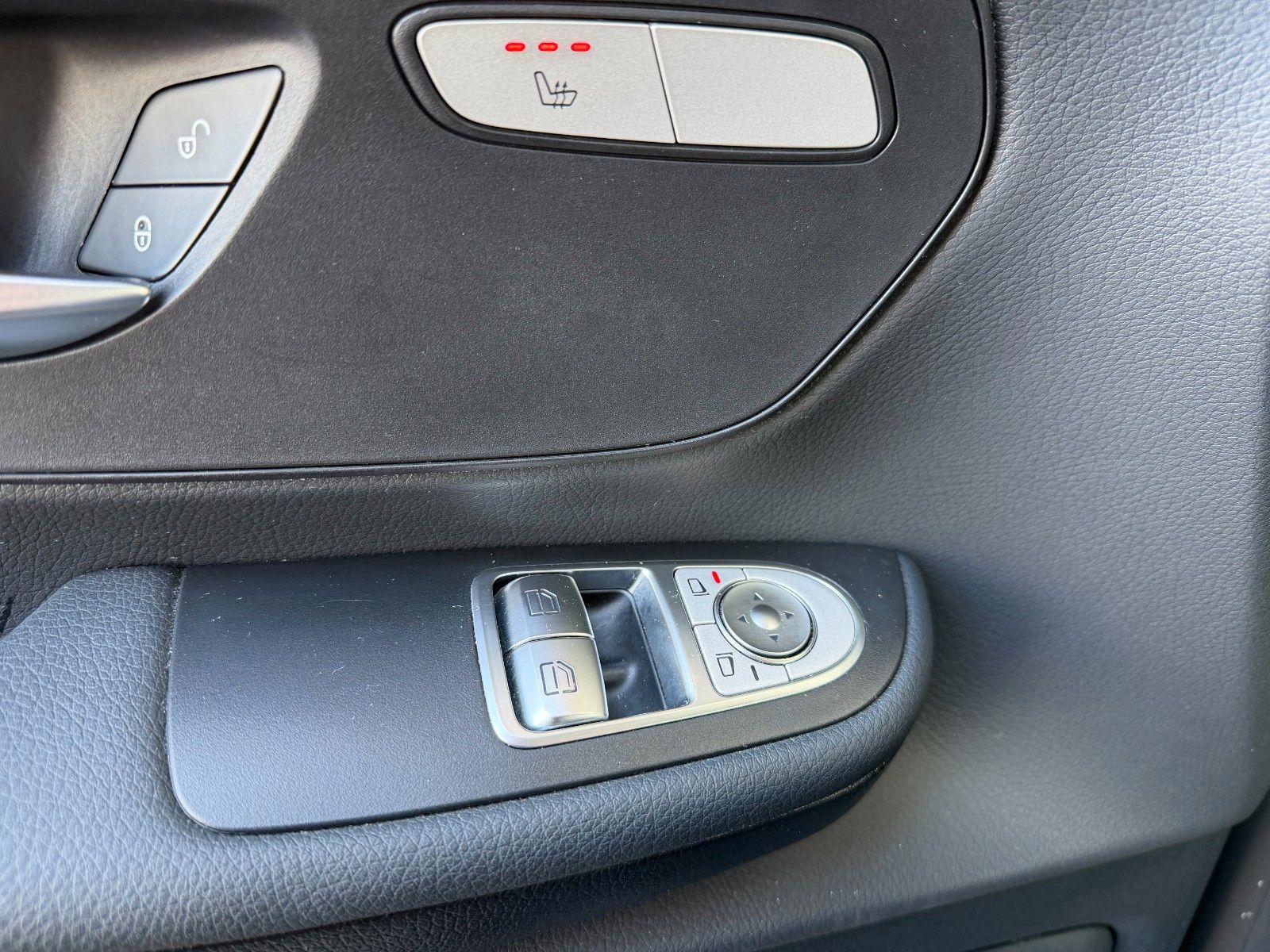 Fahrzeugabbildung Mercedes-Benz V 220 d DISTRONIC AHK2,5to 7Sitze