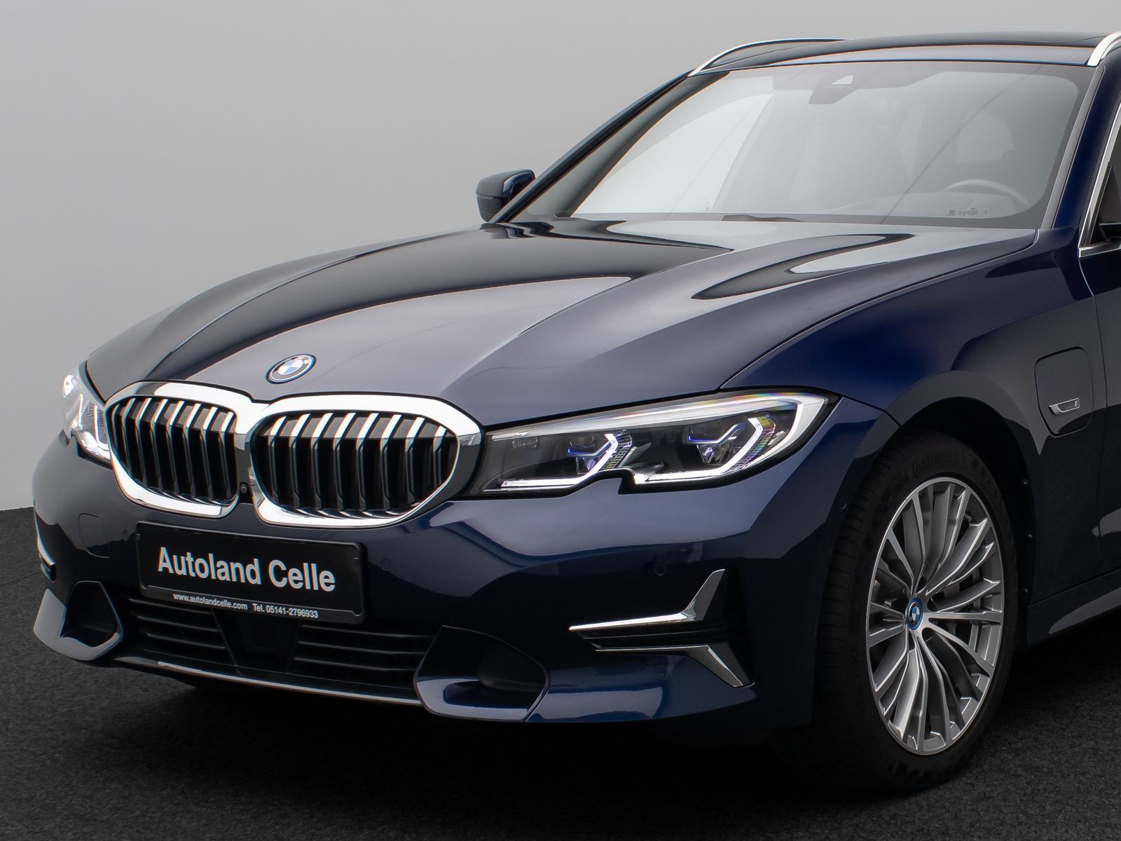 Fahrzeugabbildung BMW 330e xD Luxury Line Panorama HUD Individual Voll