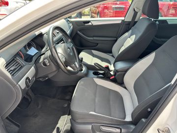 Fahrzeugabbildung Volkswagen Jetta VI 1.2 TFSI Life Navi