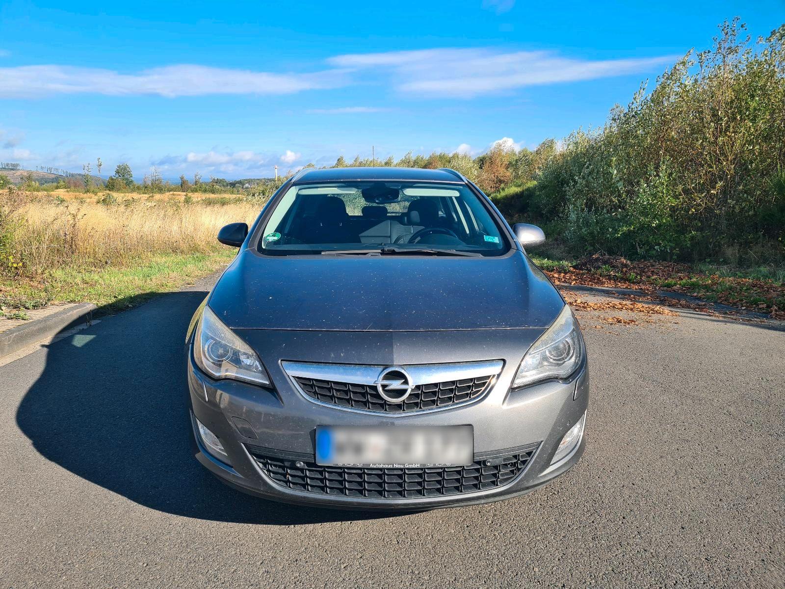 Opel Astra 2011 — interior