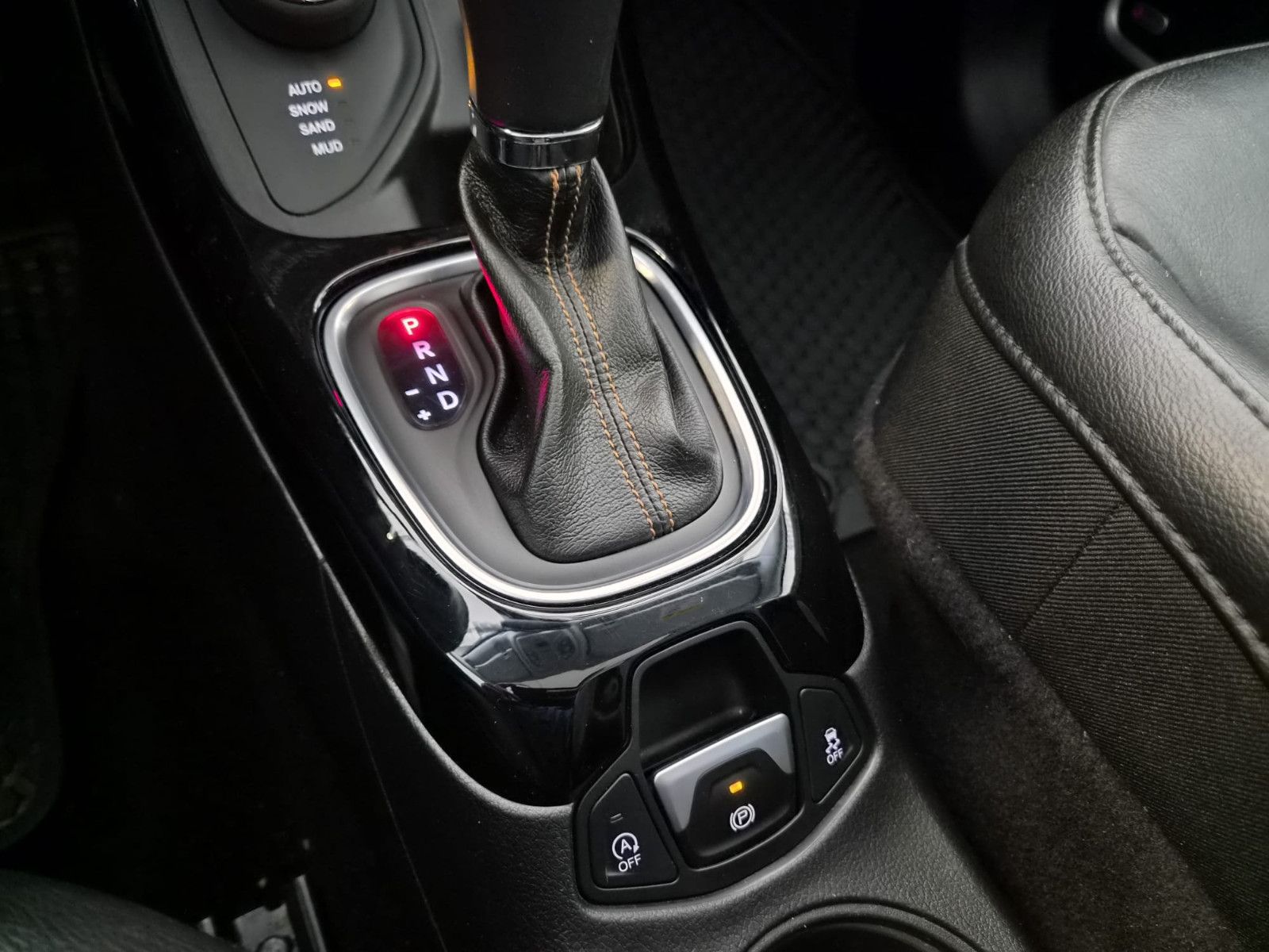 Fahrzeugabbildung Jeep Compass Limited 4WD / LED / NAVI / LEDER