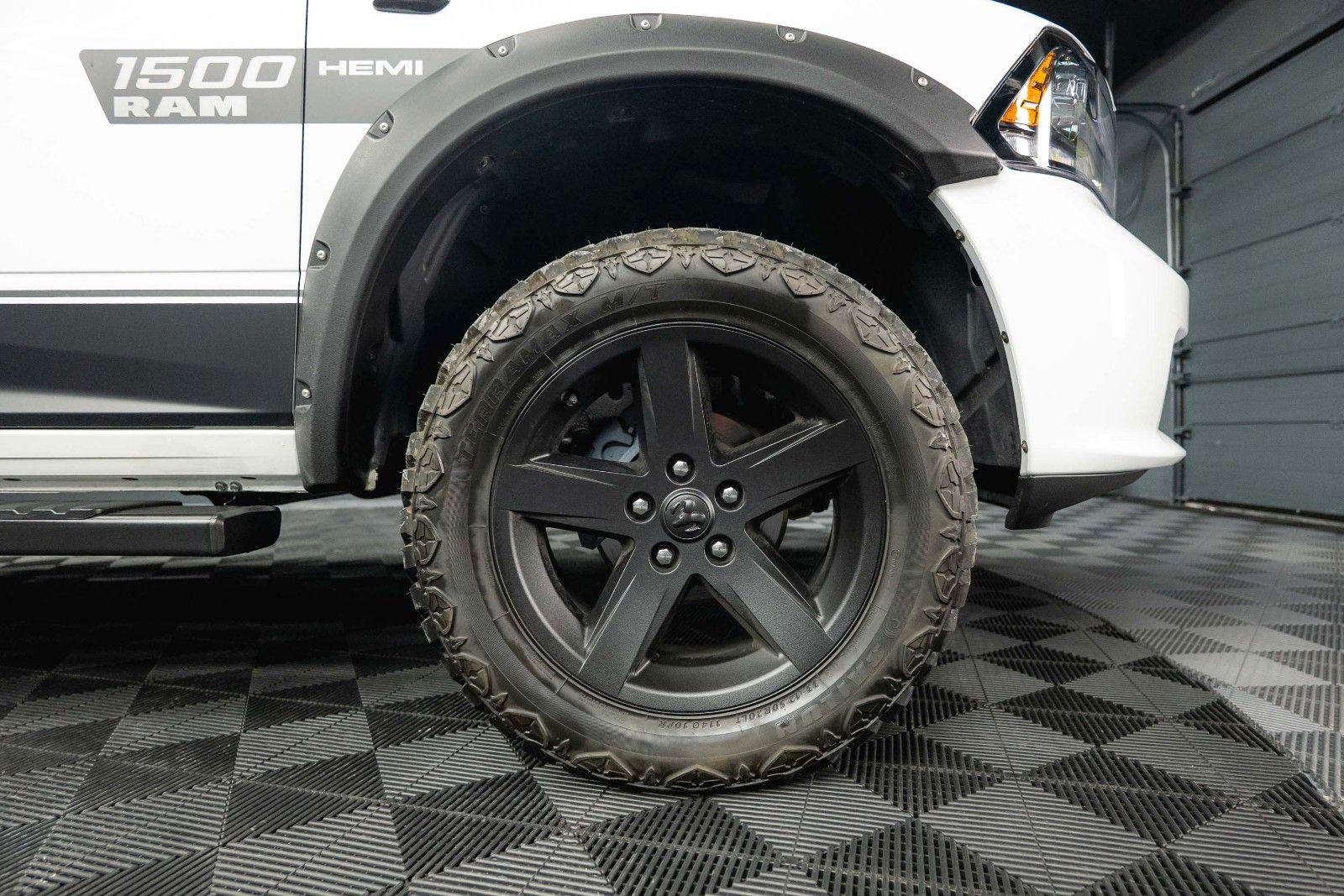 Fahrzeugabbildung Dodge RAM 5.7 V8 HEMI 4x4 OFFROAD Night-Paket *LED*19%