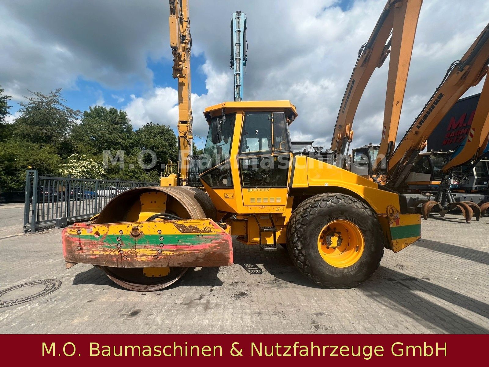 Fahrzeugabbildung Dynapac CA 302 D / Walzenzug / 12,5 t /