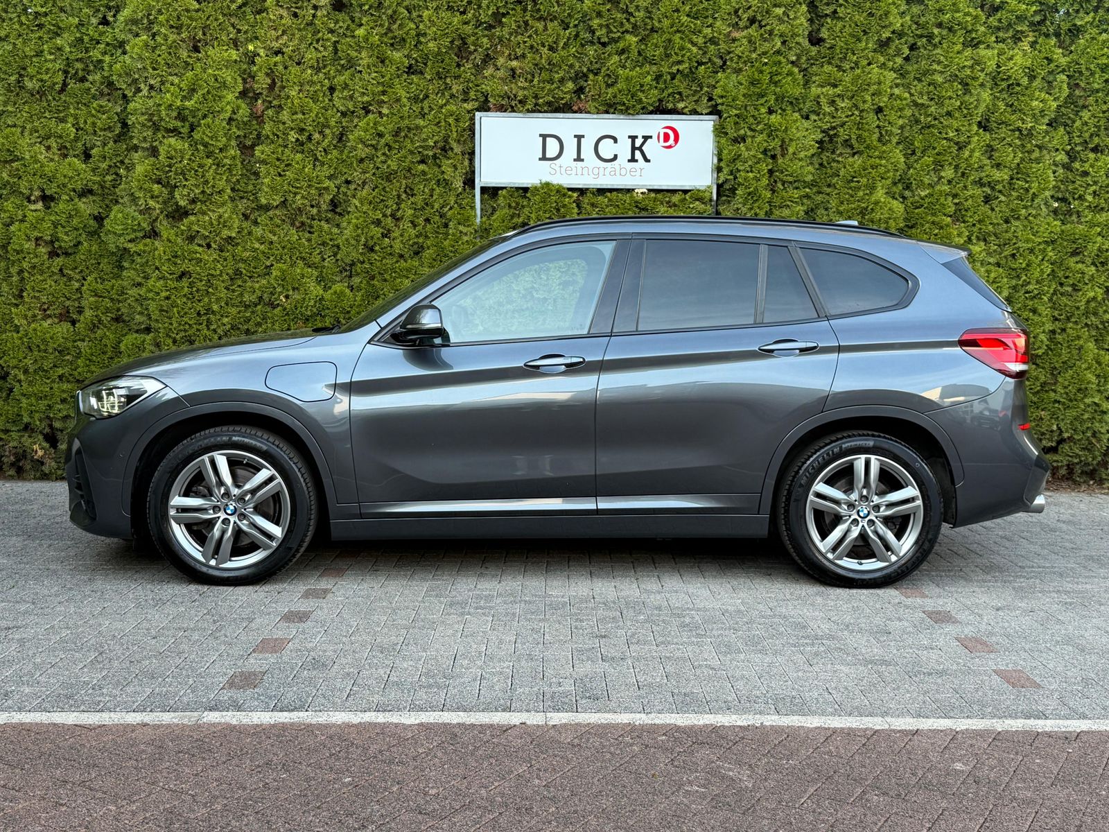 Fahrzeugabbildung BMW X1 xDrive 25 e M Sport/M PAKET LED+LEDER+NAV+SHZ