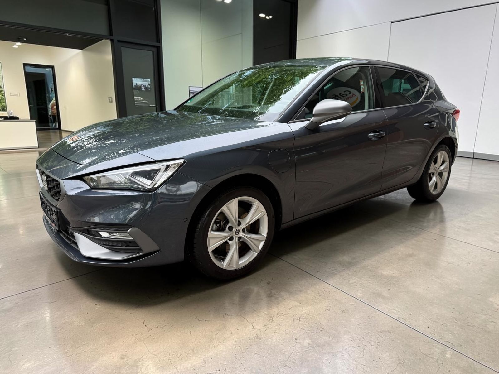 Seat Leon FR e-Hybrid VIRTUAL-LED-APP-CONNECT-1.HAND