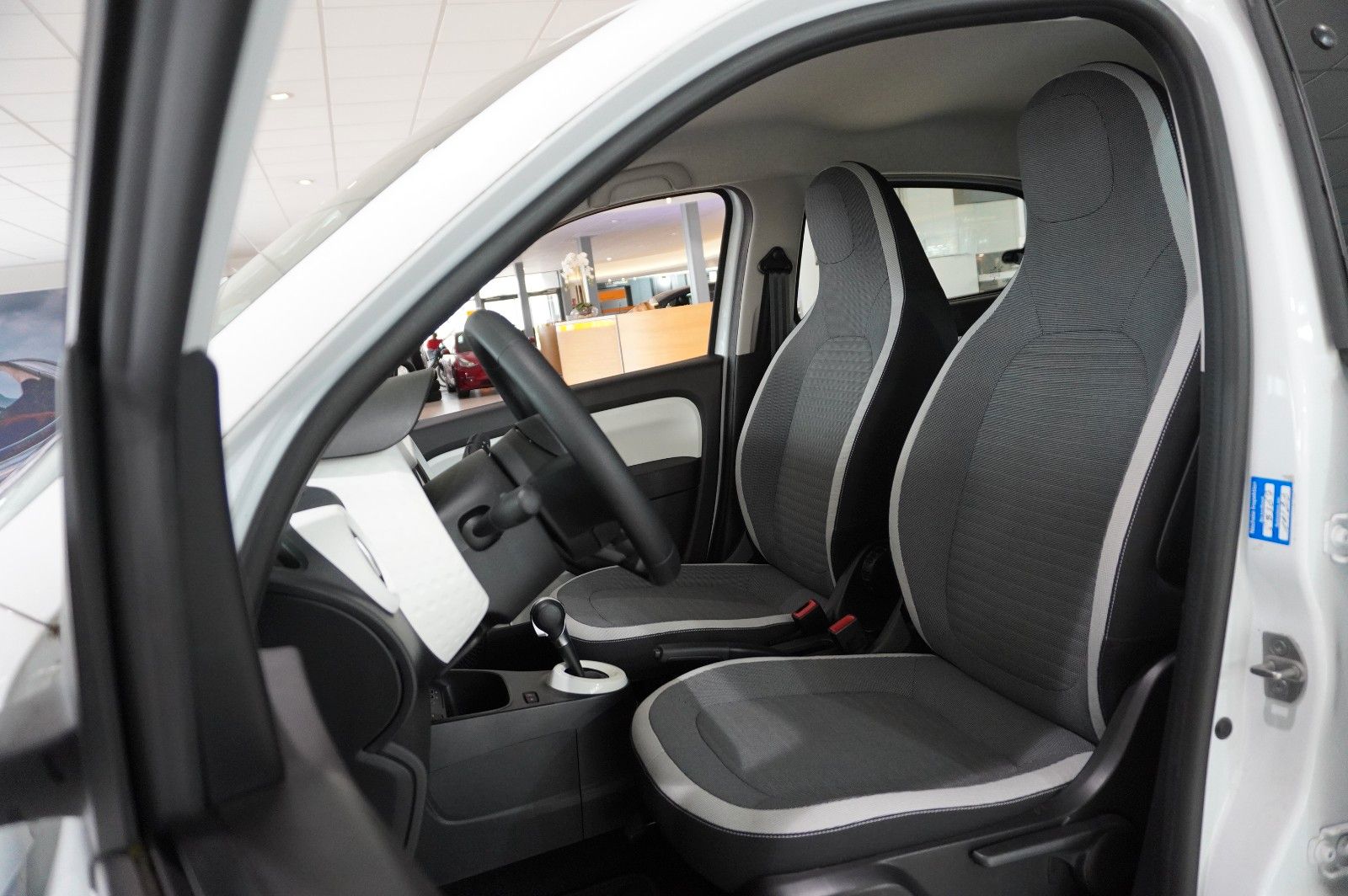 Fahrzeugabbildung Renault Twingo Equilibre Electric 22KWH NAVI/LED/DAB+