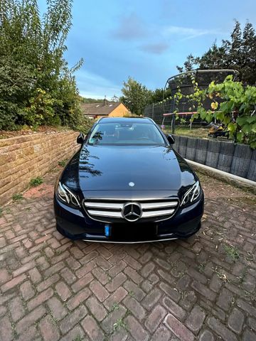 MERCEDES-BENZ E 220d T Business/Widescrn/360 Kam/Pano/Elektsit