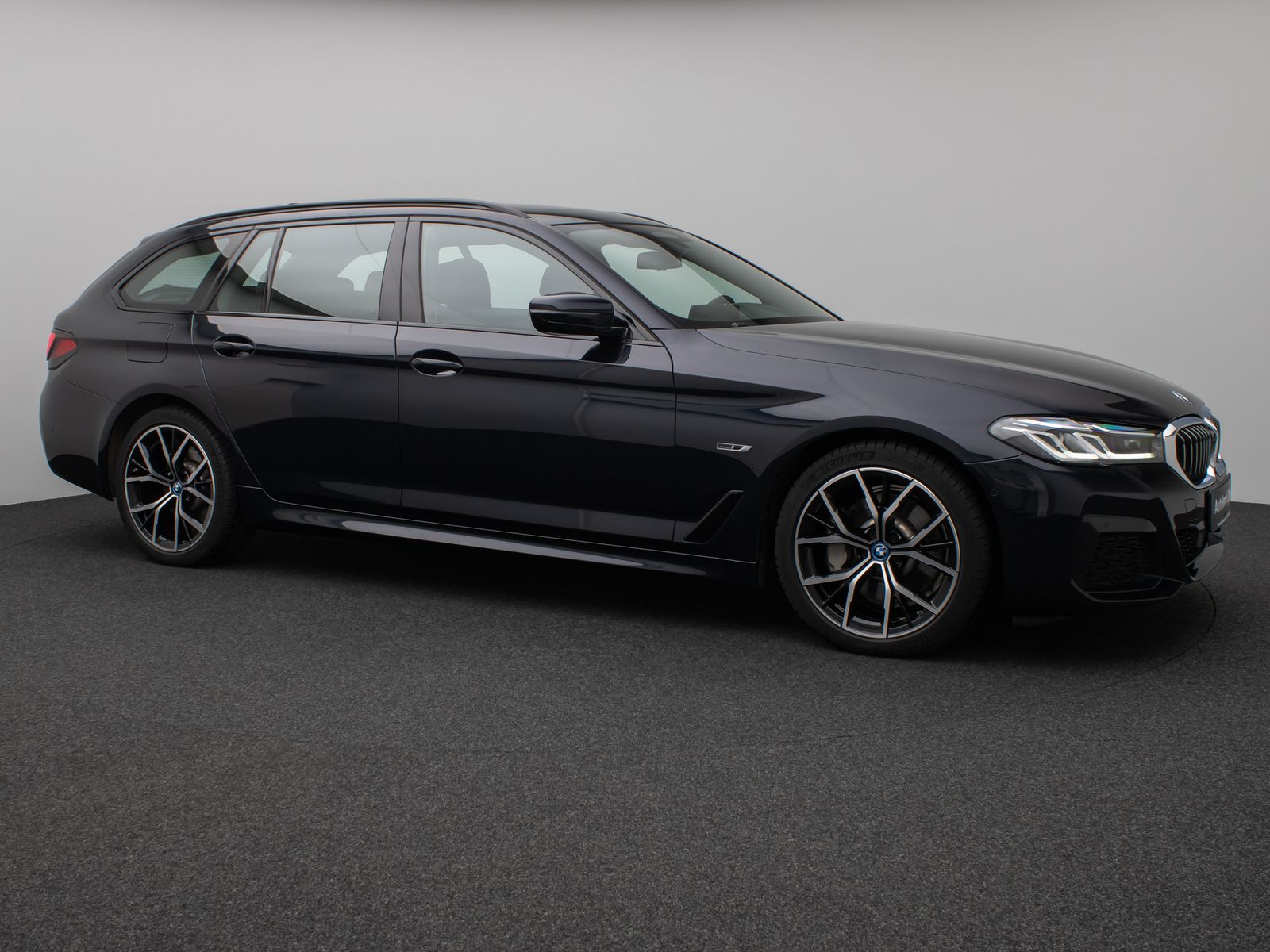 Fahrzeugabbildung BMW 530e xD M Sport Individual Panorama HUD H/K Voll