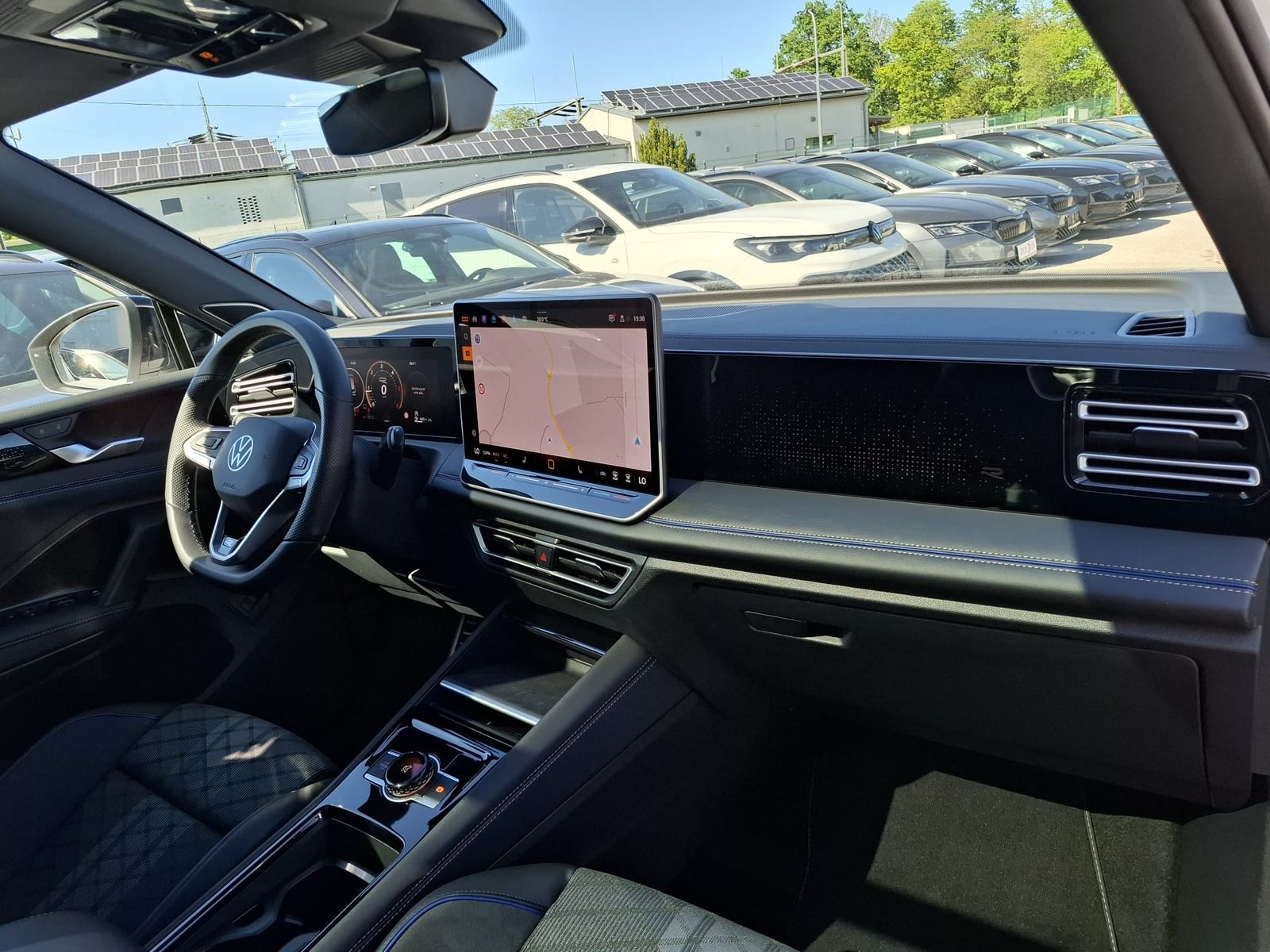 Fahrzeugabbildung Volkswagen Tiguan 2.0 TDI 4M R-Line BLACK*PAN*HK*AHK*MATRIX