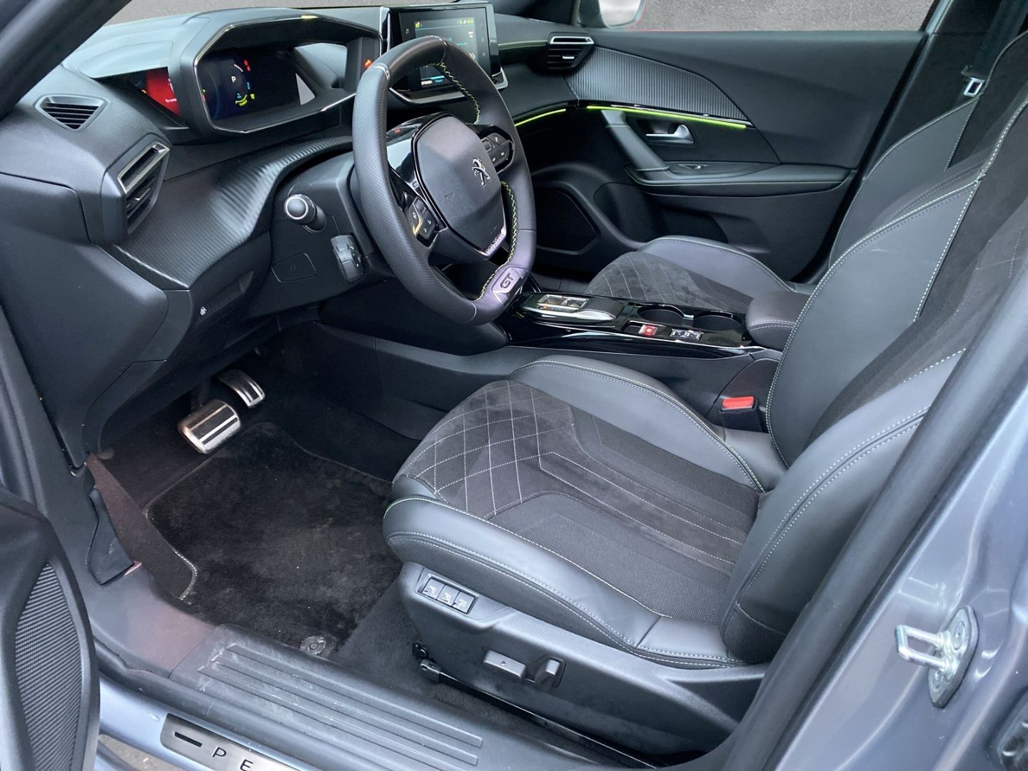 Fahrzeugabbildung Peugeot 2008 e- GT Elektromotor 136 *Rückfahrkamera*Sitz