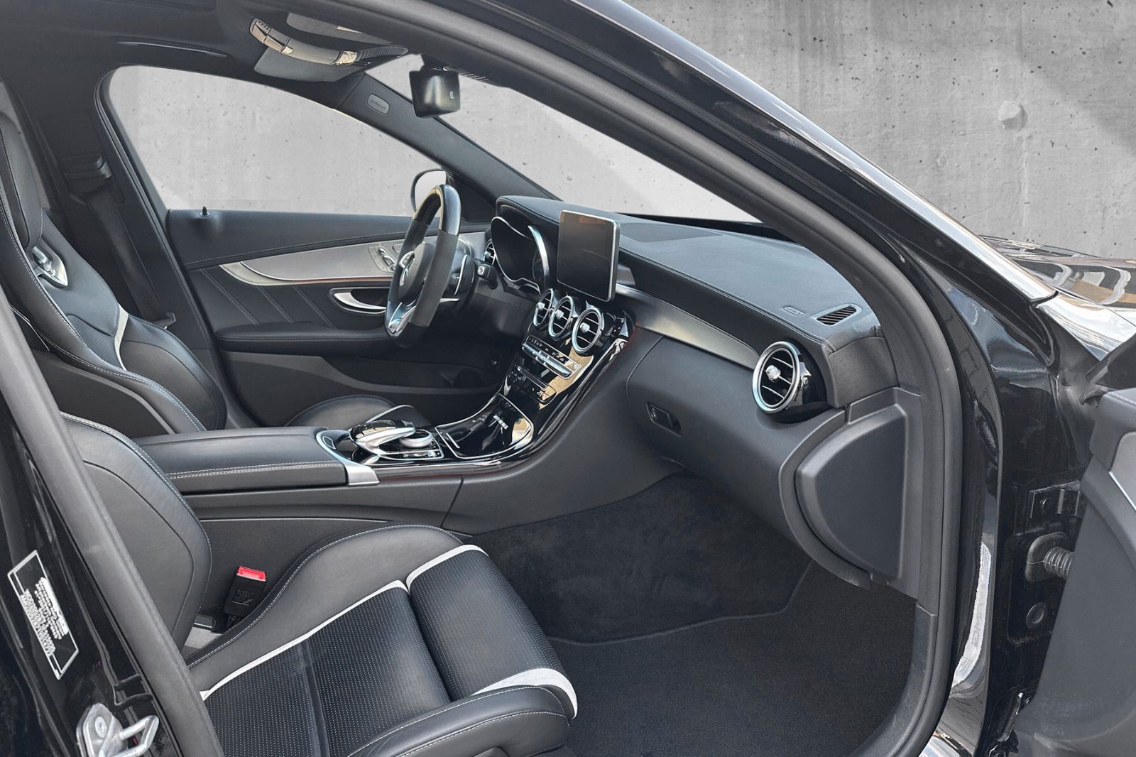 Fahrzeugabbildung Mercedes-Benz C63 S AMG T*Perf-AGA &-Sitze*AHK*Pano*Ambient