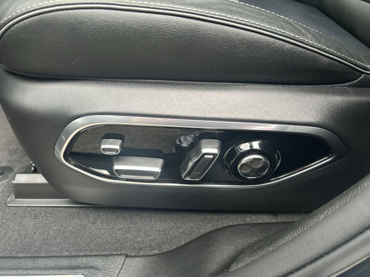 Fahrzeugabbildung Jeep Grand Cherokee 4xe Overland HUD Navi Leder AHK