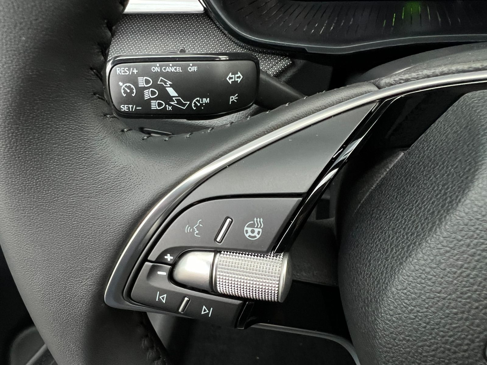 Fahrzeugabbildung SKODA Fabia Edition 130 1.0 TSI DSG *Garantie, LED, 15