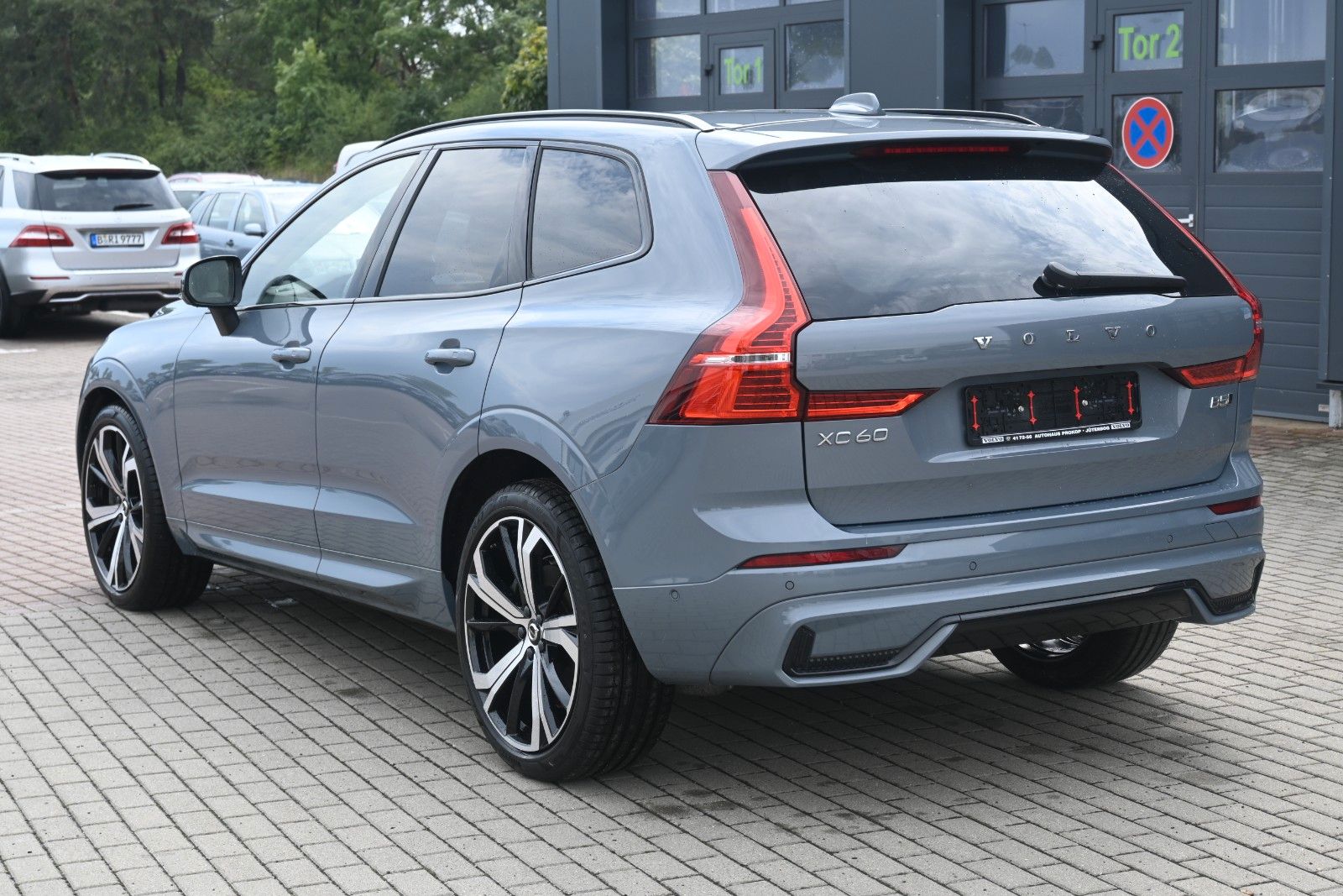 Fahrzeugabbildung Volvo XC60 B5D AWD Ultimate Dark*LED*PANO*STHZ*H&K*360