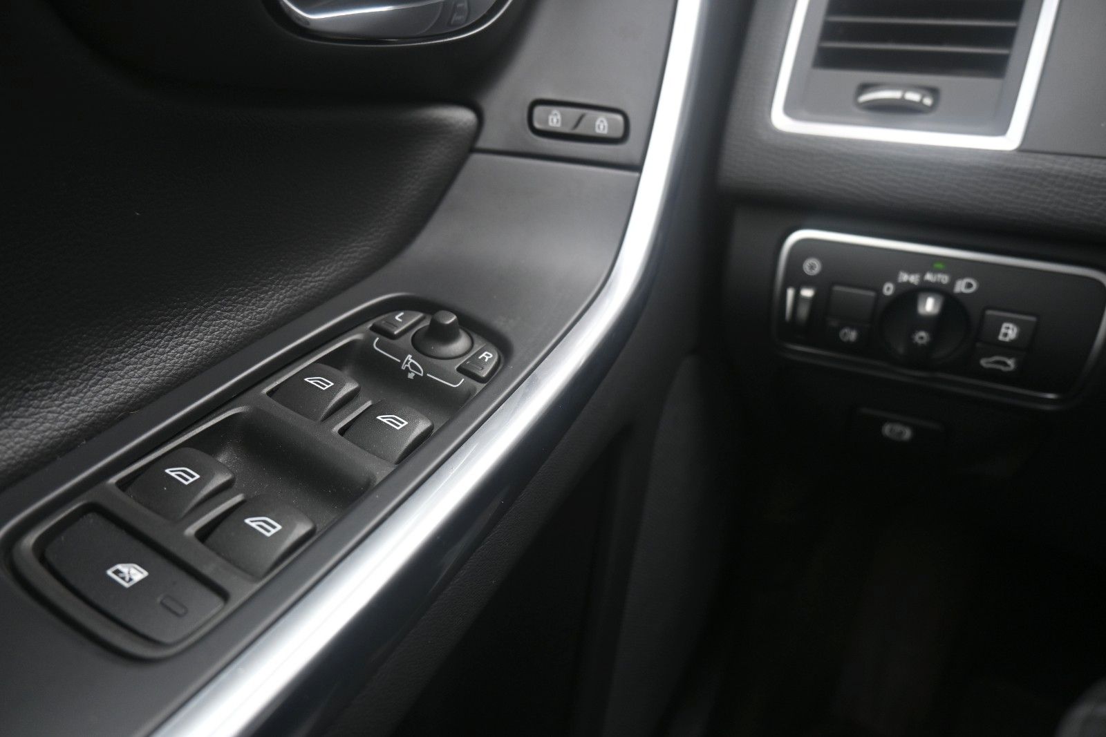 Fahrzeugabbildung Volvo XC60 D3 Autom. FWD Summum*Bi-Xenon*RFK*BLIS