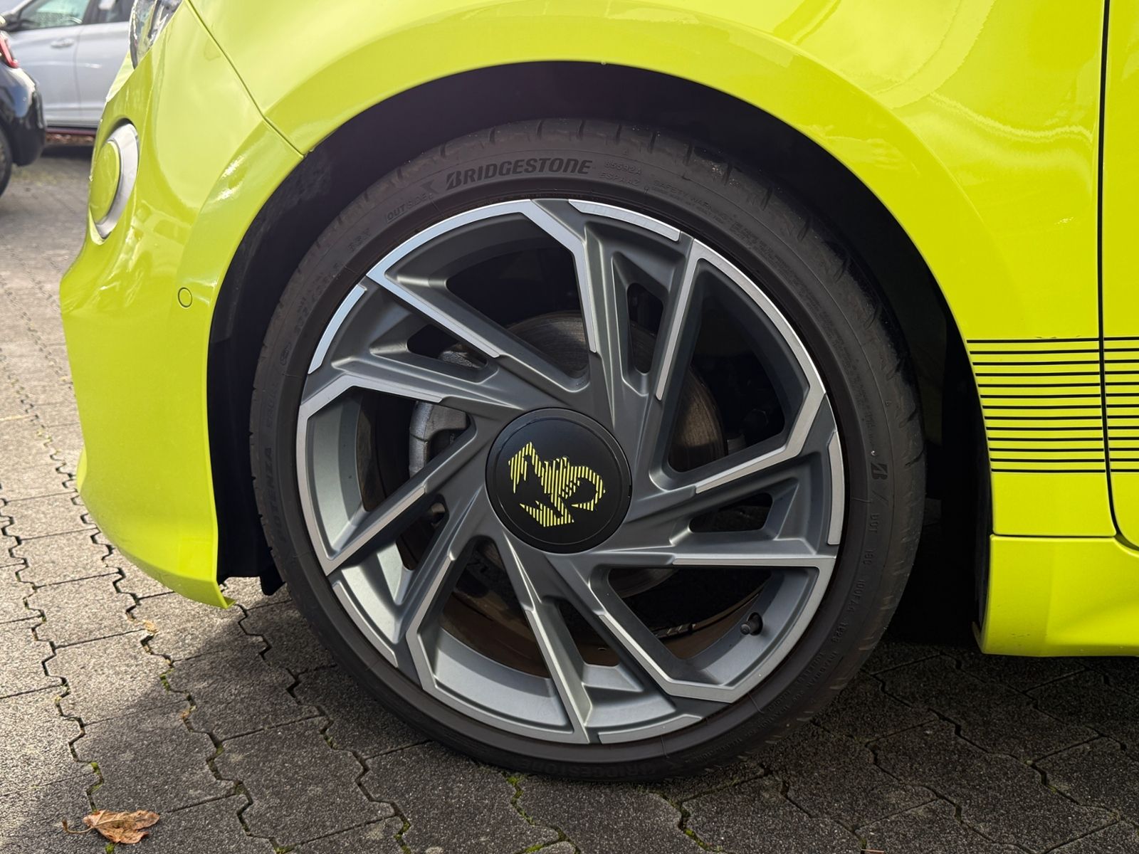 Fahrzeugabbildung Abarth 500e 42kWh Scorpionissima PANO KAM LED