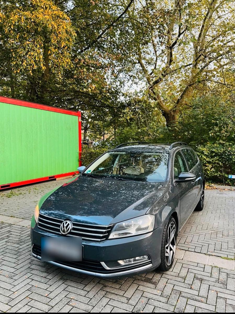Volkswagen Passat 2012 — interior