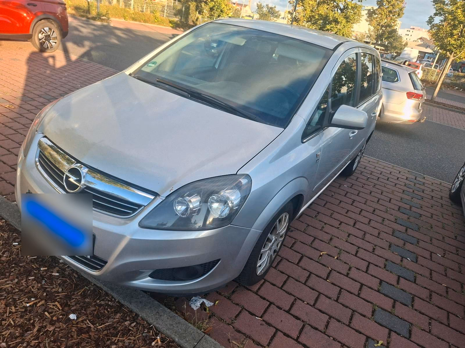 Opel Zafira 2010 — rear view