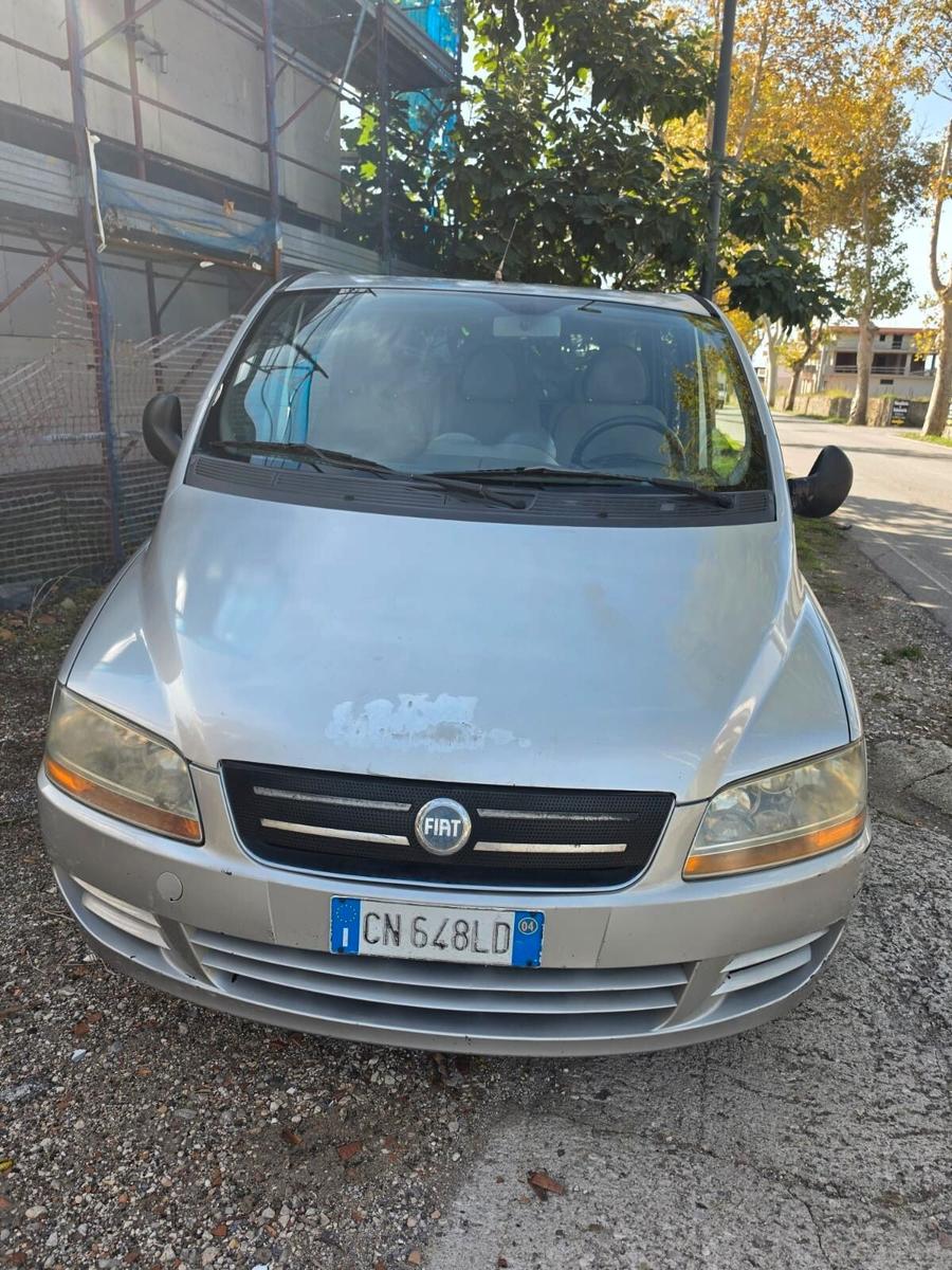 Fiat Multipla 2004 — rear view