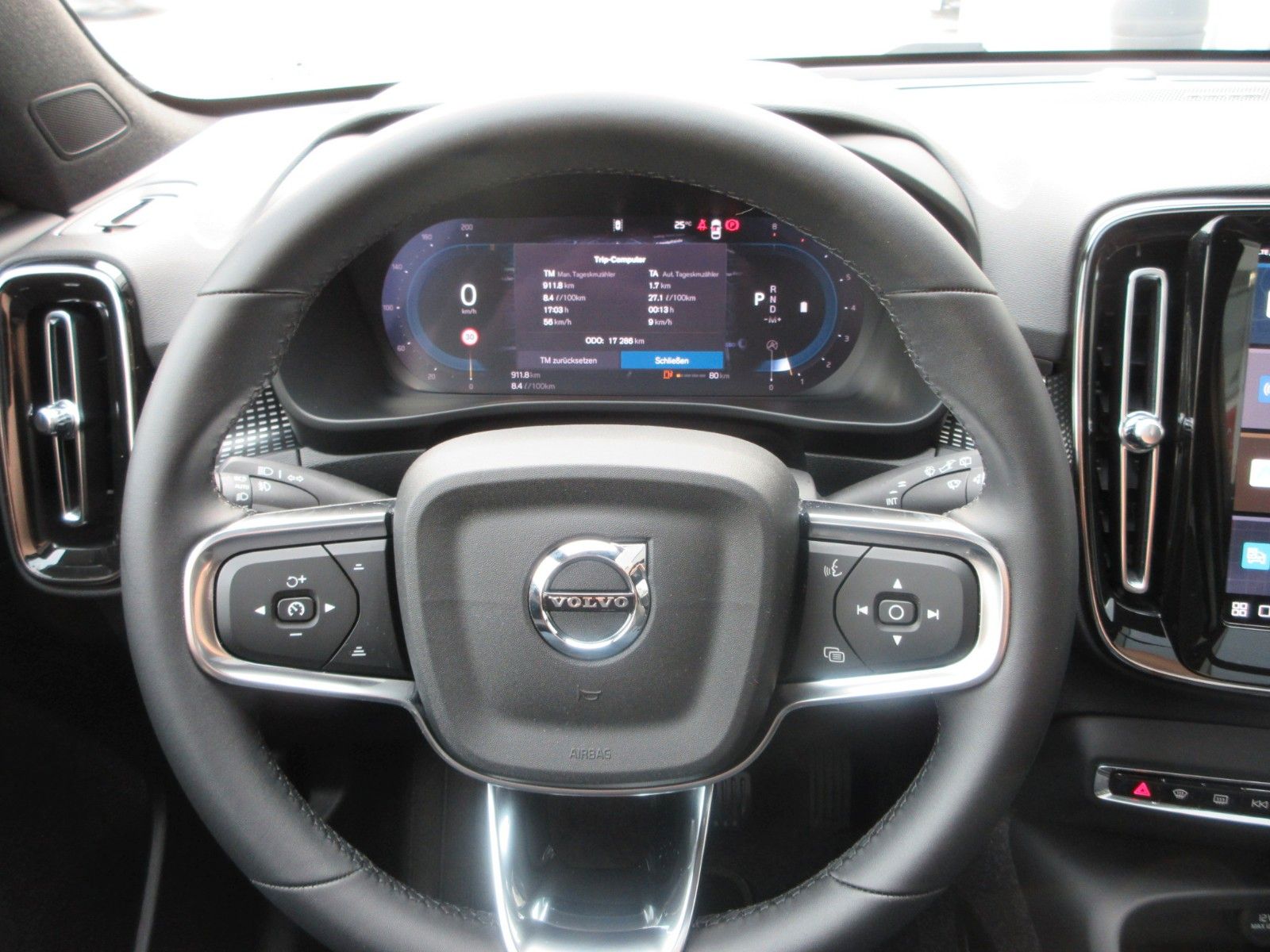 Fahrzeugabbildung Volvo XC 40 Plus Dark 2WD