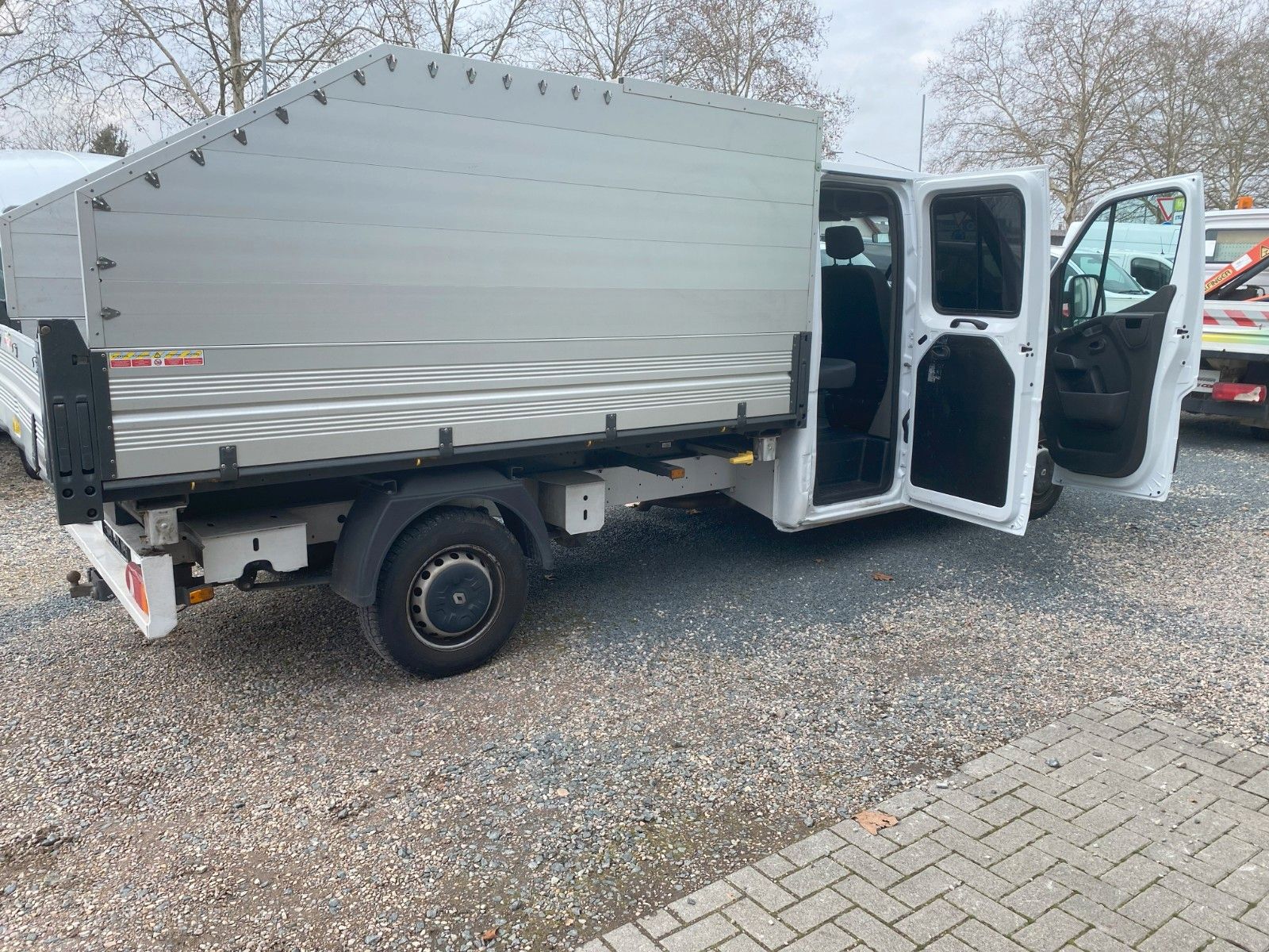 Fahrzeugabbildung Renault MasterIII DoKaDreiseitenkipper,1Hd,Klima,AHK,Kam