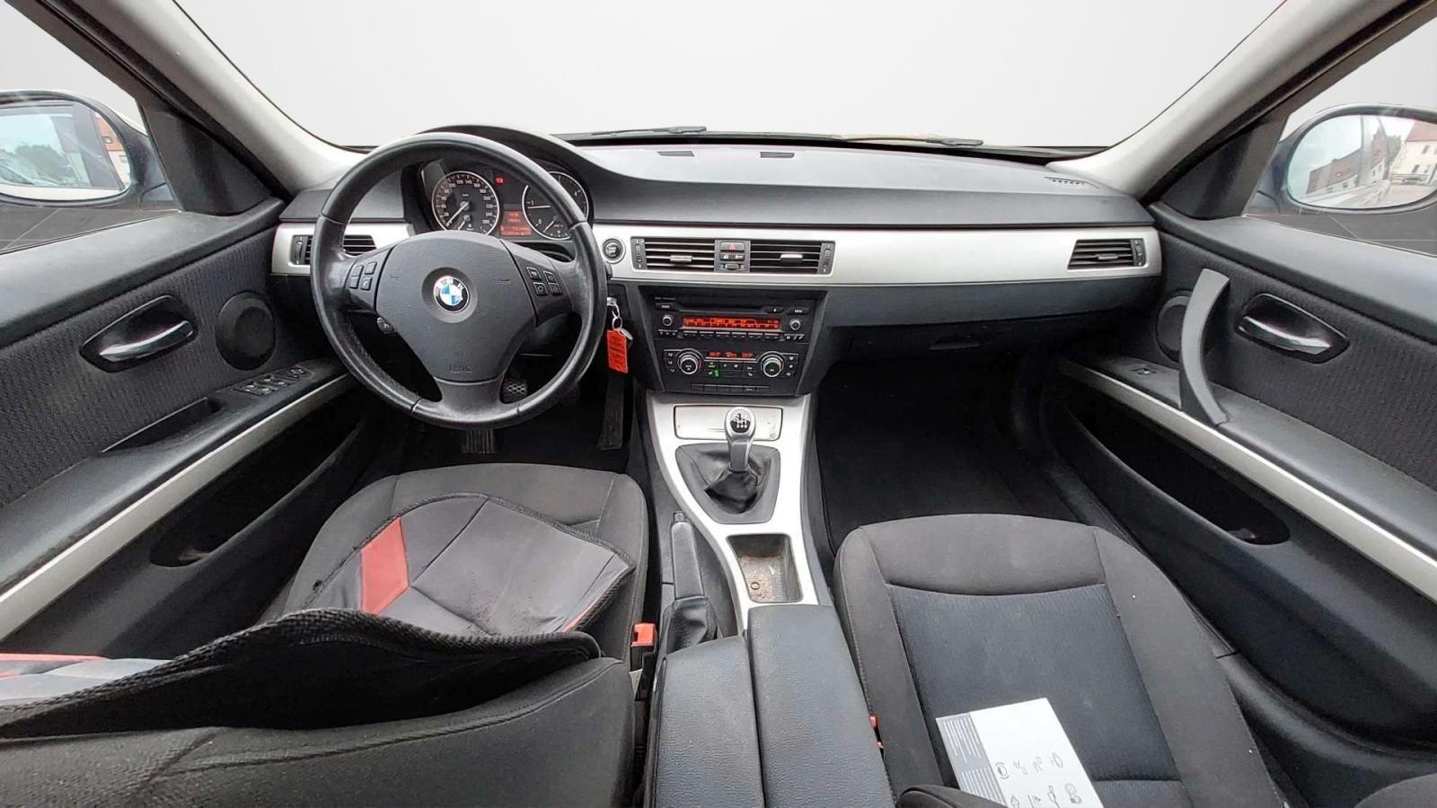BMW 318 2012 — photo 11