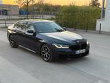 BMW M550i xDrive|Laserlicht|Driv.As.Prof| 360°|SoftC - gebrauchte BMW M550 aus dem Jahr 2021