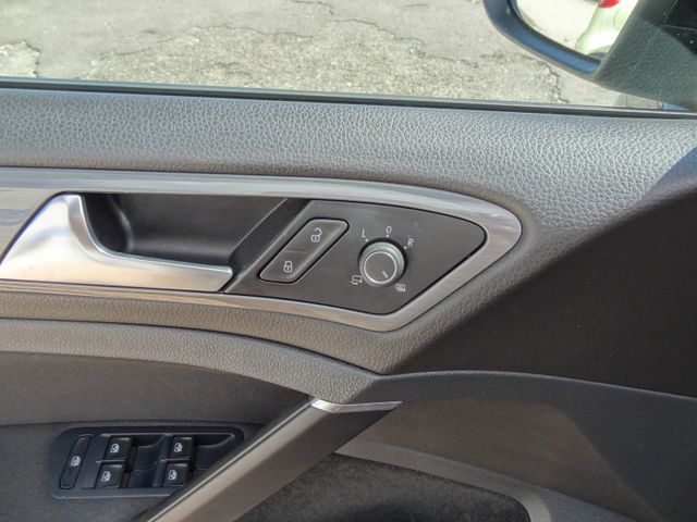 Fahrzeugabbildung Volkswagen Golf VII Lim. Allstar/DSG/Xenon/Navi/2.Hd/150PS/