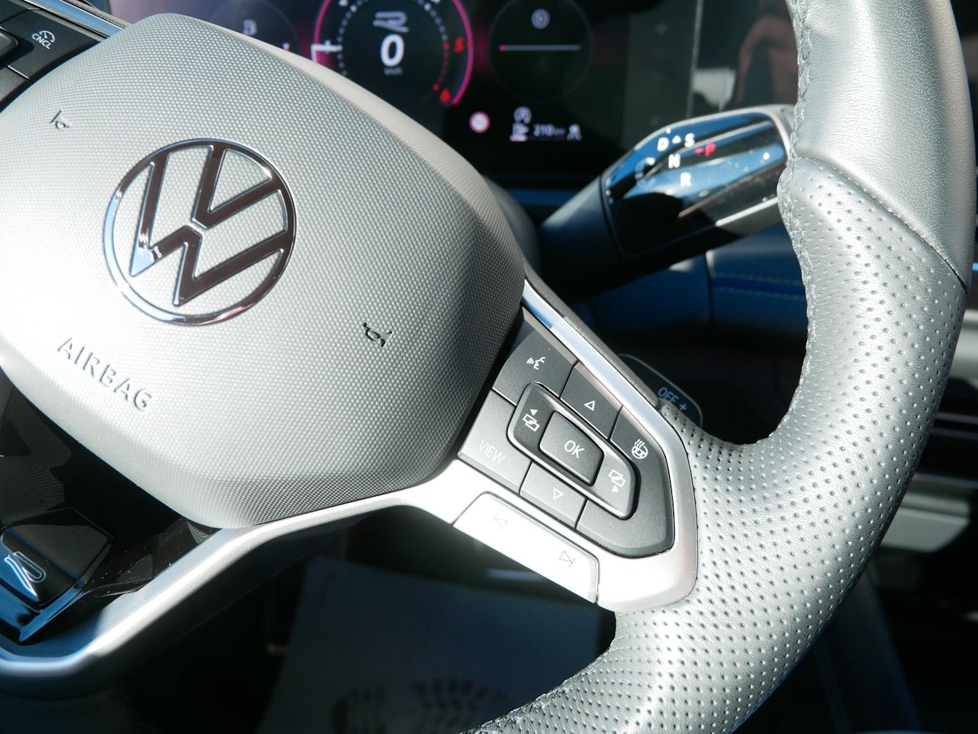 Fahrzeugabbildung Volkswagen Tiguan 2.0 R-Line NEU63T DSG AHK Kamera Matrix