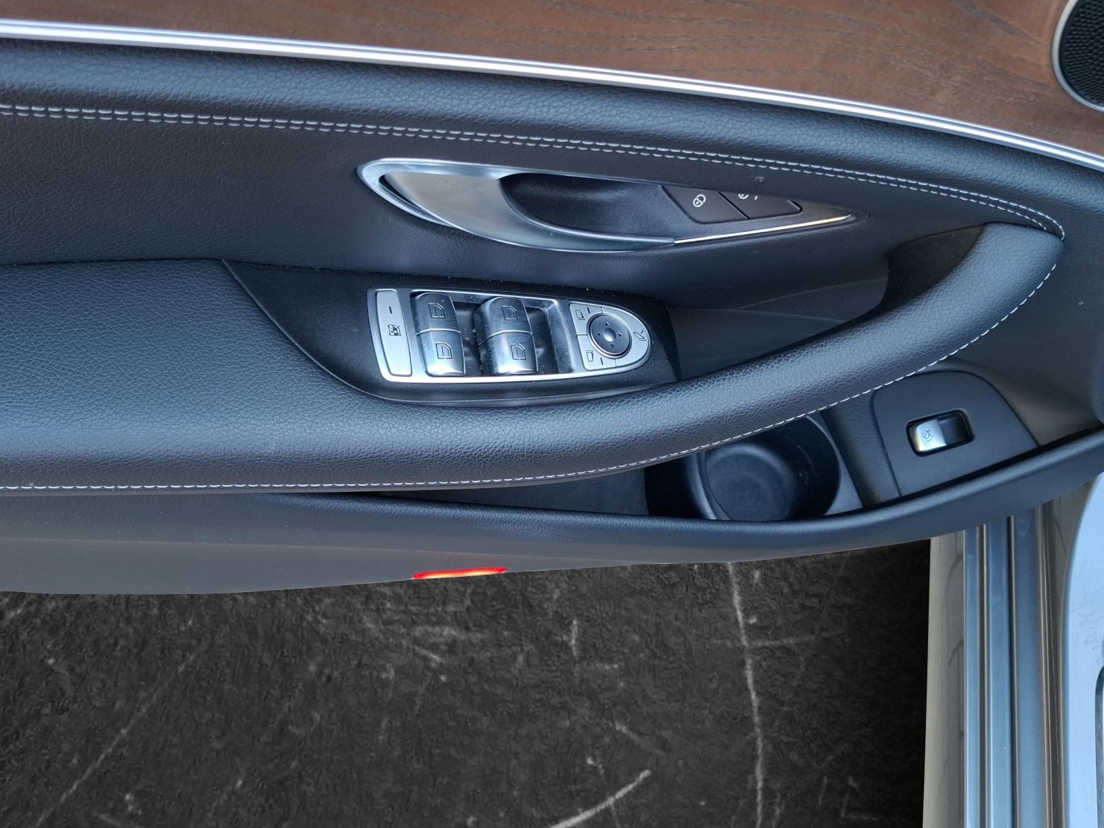 Mercedes-Benz E300 de AMG Line  Panodach Navi LED Kamera Schie