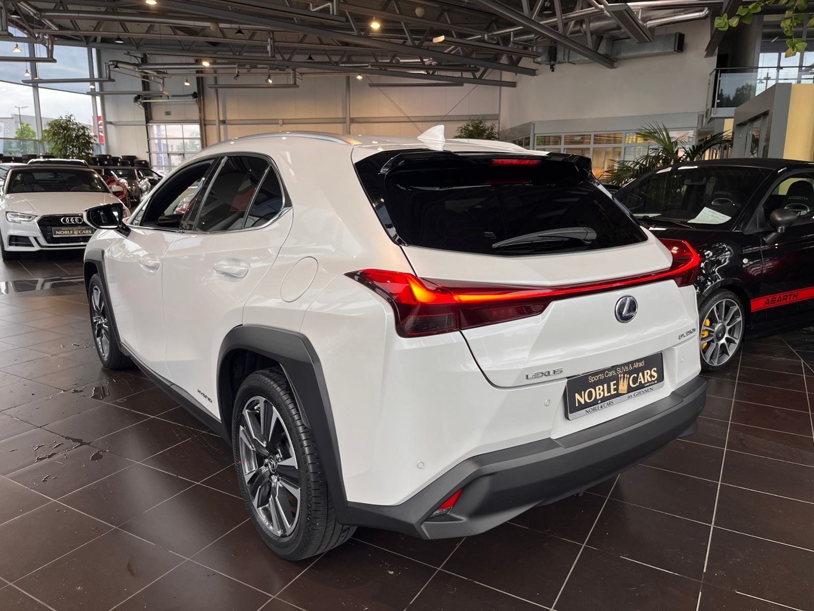 Fahrzeugabbildung Lexus UX 250 h Style AHK LED SHZ CARPLAY RFK