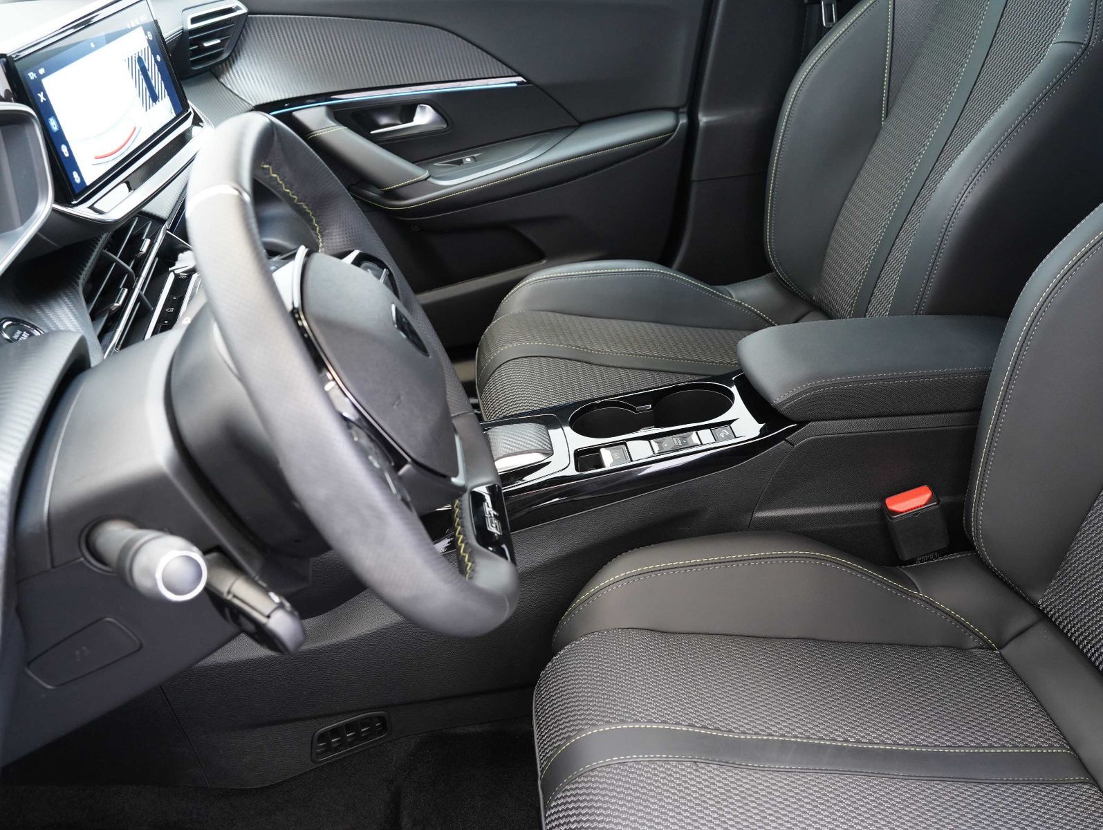 Fahrzeugabbildung Peugeot 2008 e- GT 11KW/LED/NAVI/360°/SOH