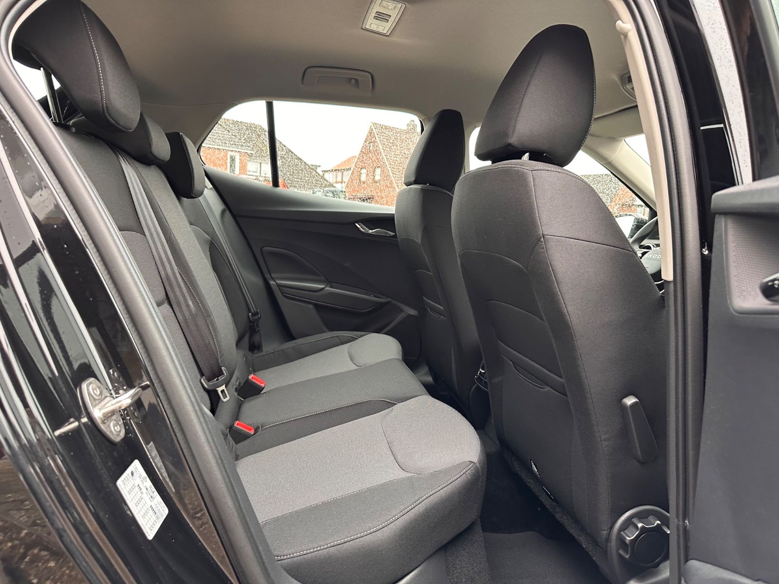 Fahrzeugabbildung SKODA Fabia 1.0 TSI DSG Selection LED/PDC/SHZG/APP/GRA