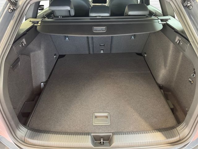 Fahrzeugabbildung Volkswagen Golf Variant R-Line 1,5 l eTSI OPF 110 kW (150 P
