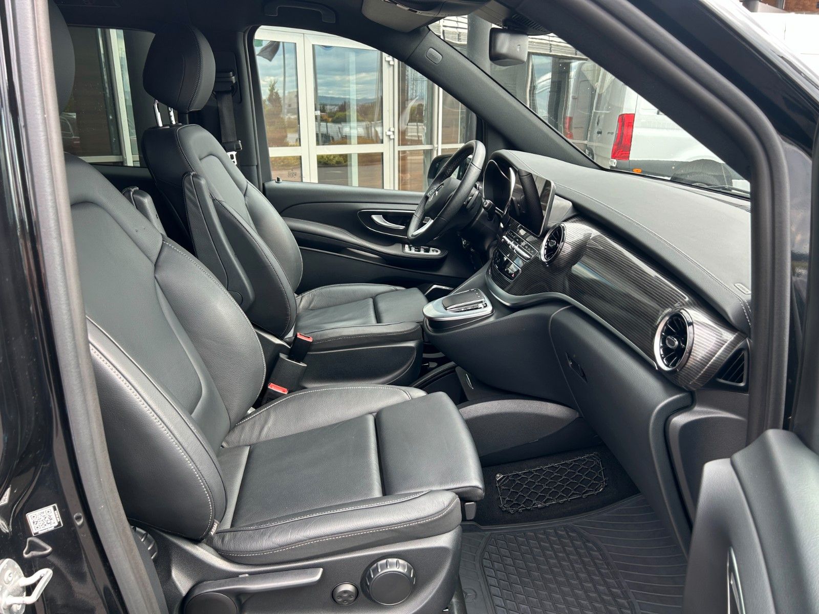 Fahrzeugabbildung Mercedes-Benz EQV 300 AVA PANORAMA LIege-Paket DISTRONIC