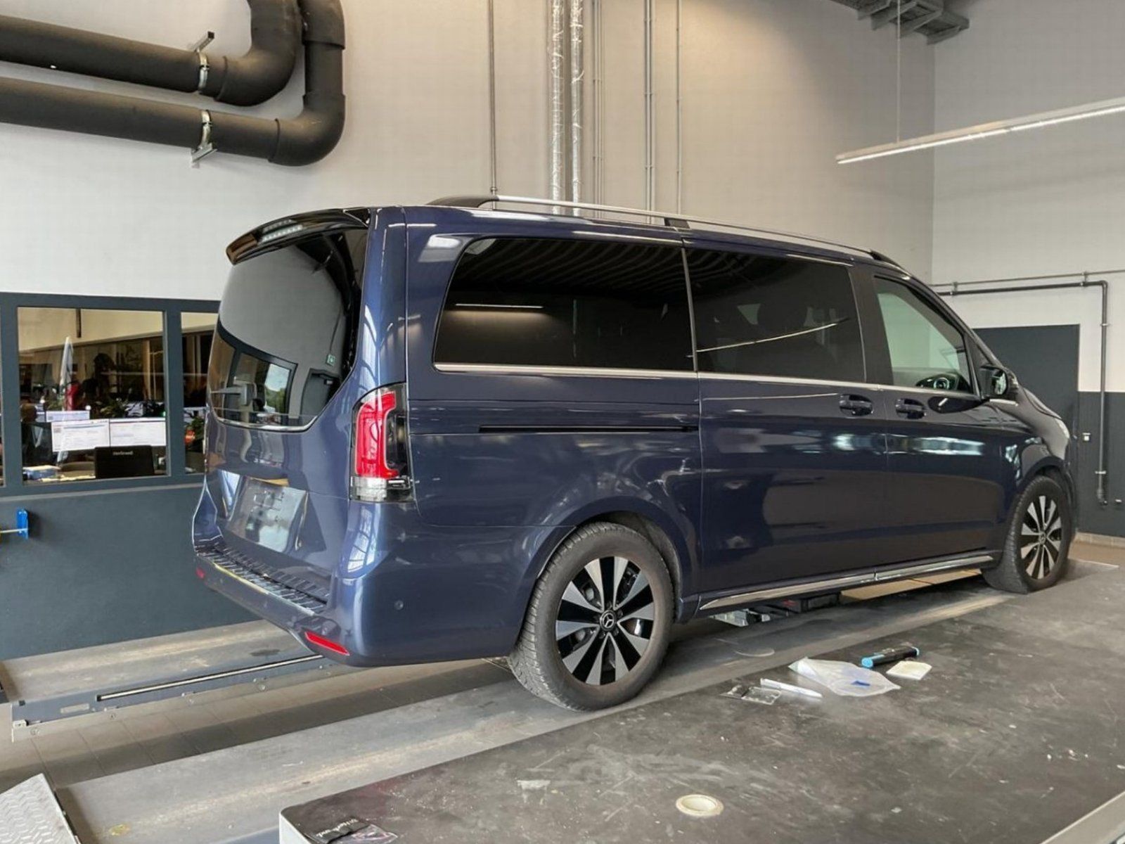 Fahrzeugabbildung Mercedes-Benz EQV 300 L Facelift AVANTGA Pano DISTRO 360° MLED