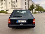 Mercedes-Benz W124 E 220 T-Modell  - Mercedes-Benz E 220 mit Benzin-Antrieb: Kombi, Automatik