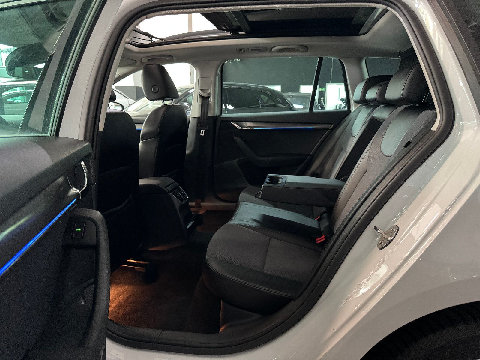 Fahrzeugabbildung SKODA Octavia STYLE 4X4 PANO NEUER MOTOR / MEGA VOLL