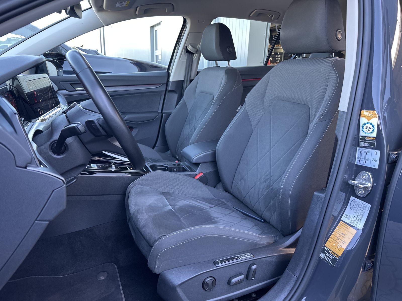 Fahrzeugabbildung Volkswagen Golf 1.4 TSI DSG Style eHybrid NAV+LED+AHK+KAMER