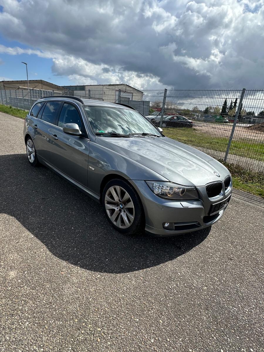 BMW 318 2011 — салон