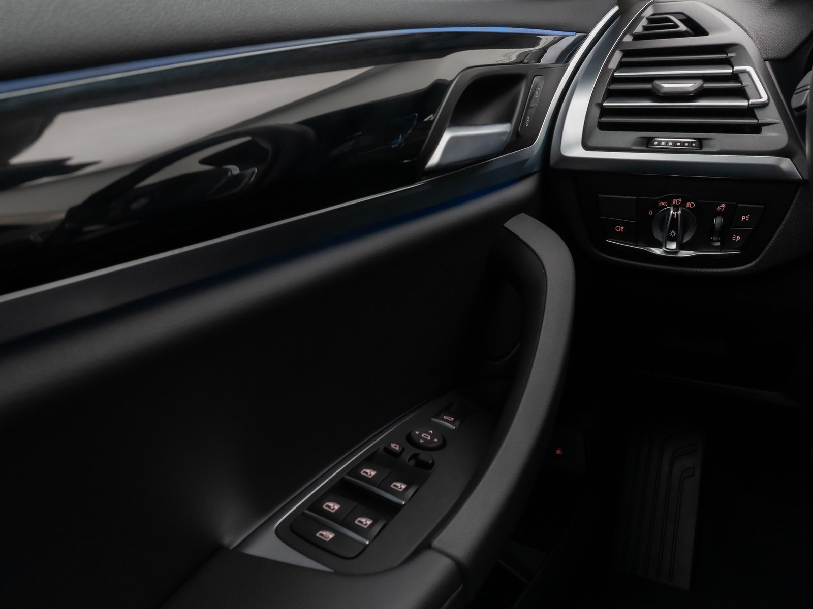 Fahrzeugabbildung BMW X3 xD30e Kamera DAB HiFi Komfort MSport 19Zoll