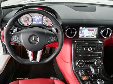 صورة 10 لـ 2011 Mercedes-BENZ SLS AMG
