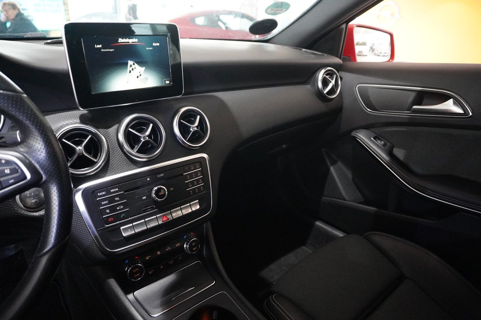 Fahrzeugabbildung Mercedes-Benz A 200 LIM. AMG LINE NAVI/LED/KAMERA/SPORT/SH/AHK