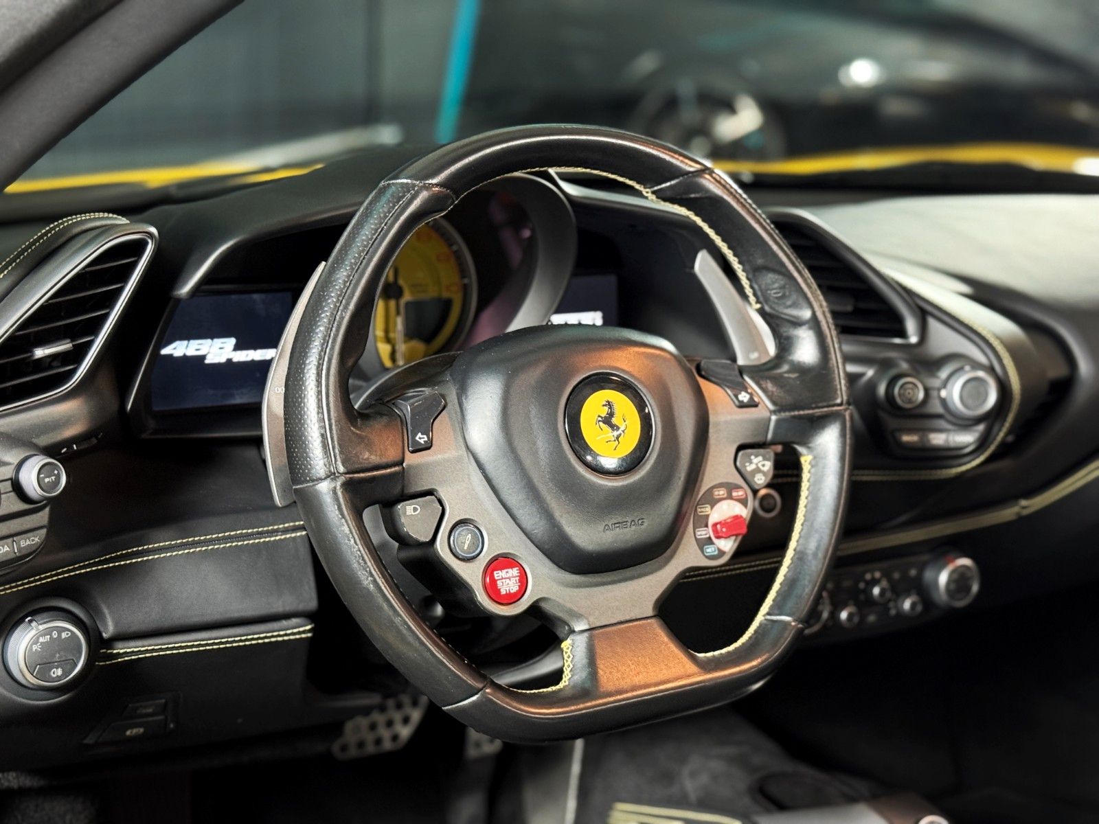 Fahrzeugabbildung Ferrari 488 Spider + Giallo Modena + Scuderia Shields