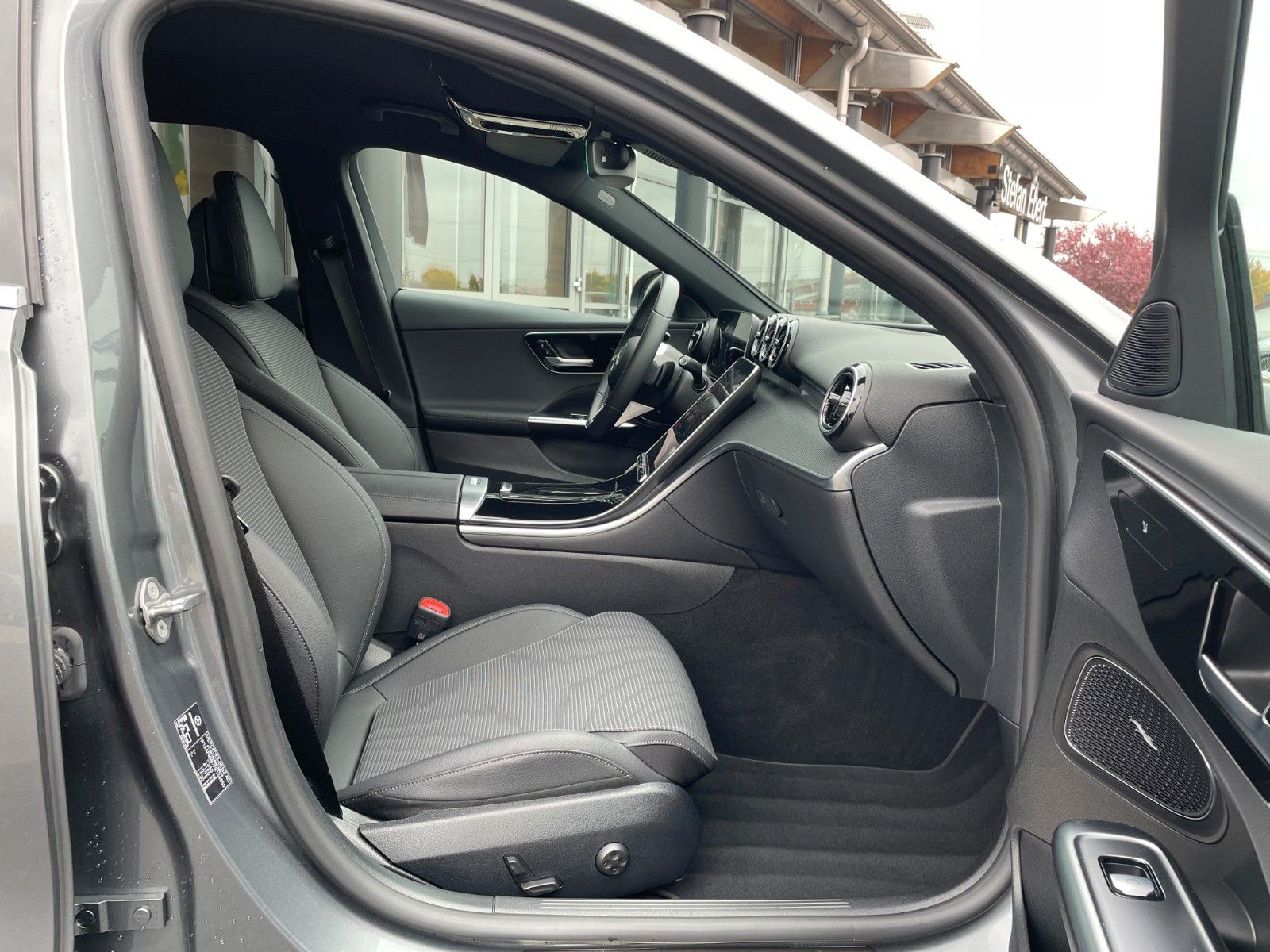 Fahrzeugabbildung Mercedes-Benz C 180 AVANTGARDE R-Kamera+AHK+TOTW+Ambiente