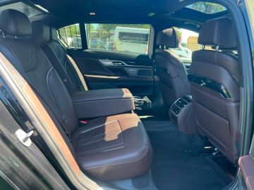 BMW 750 - 12