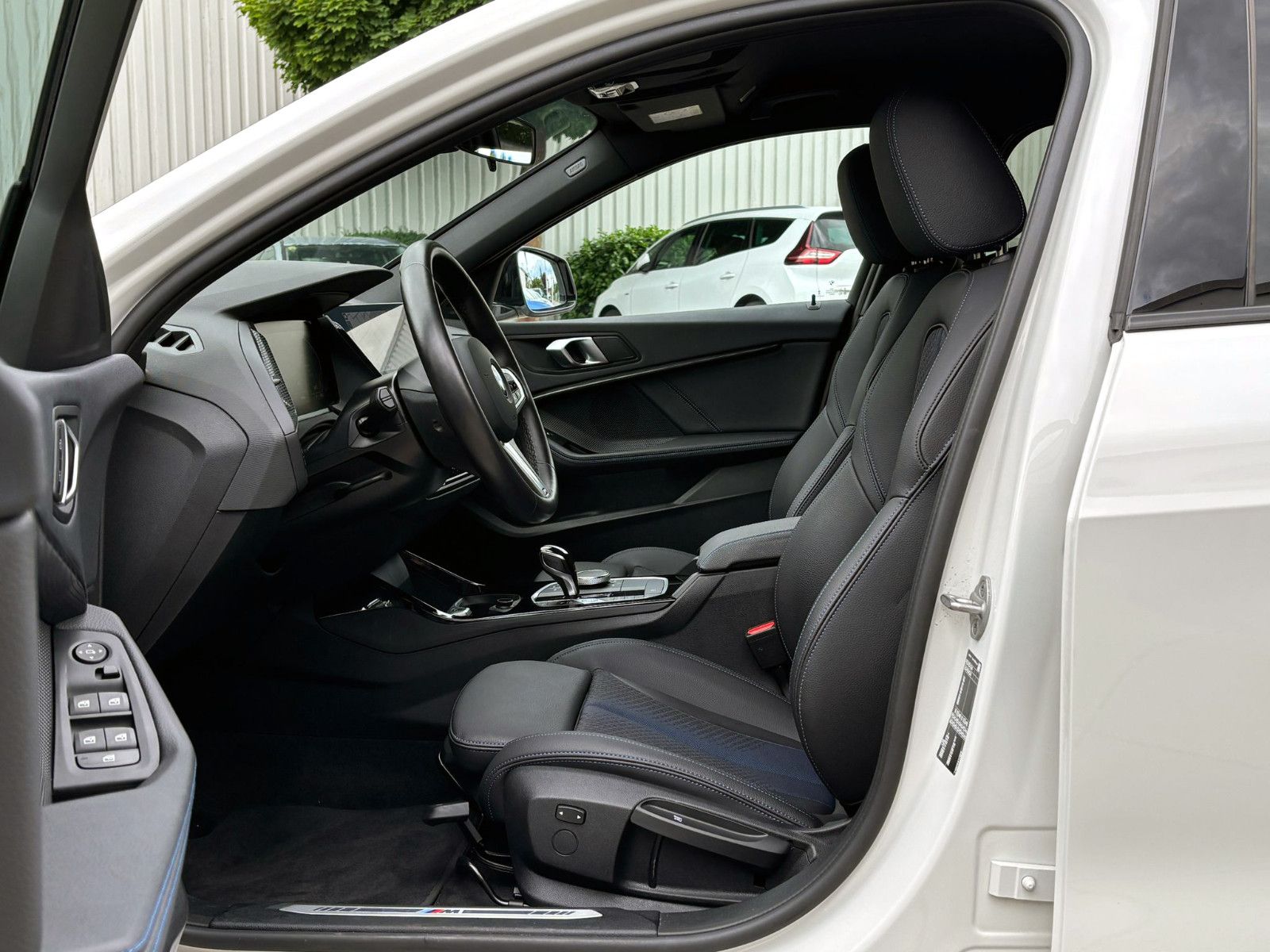 Fahrzeugabbildung BMW 118i M-Sport Steptronic LED KAM PDC AMBI CarPlay