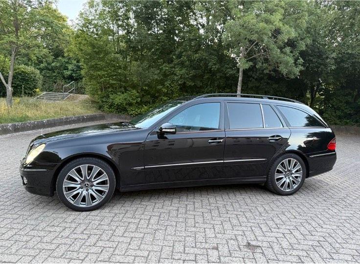 Mercedes-Benz E320 2006 — вигляд ззаду