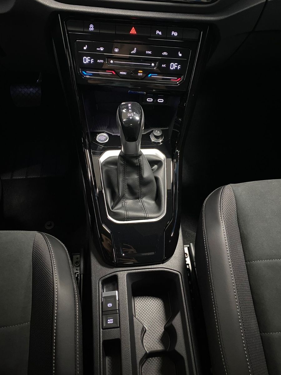 Fahrzeugabbildung Volkswagen T-Roc 1.5 TSI DSG+STYLE+PANORAMA+19"+ACC+MATRIX+