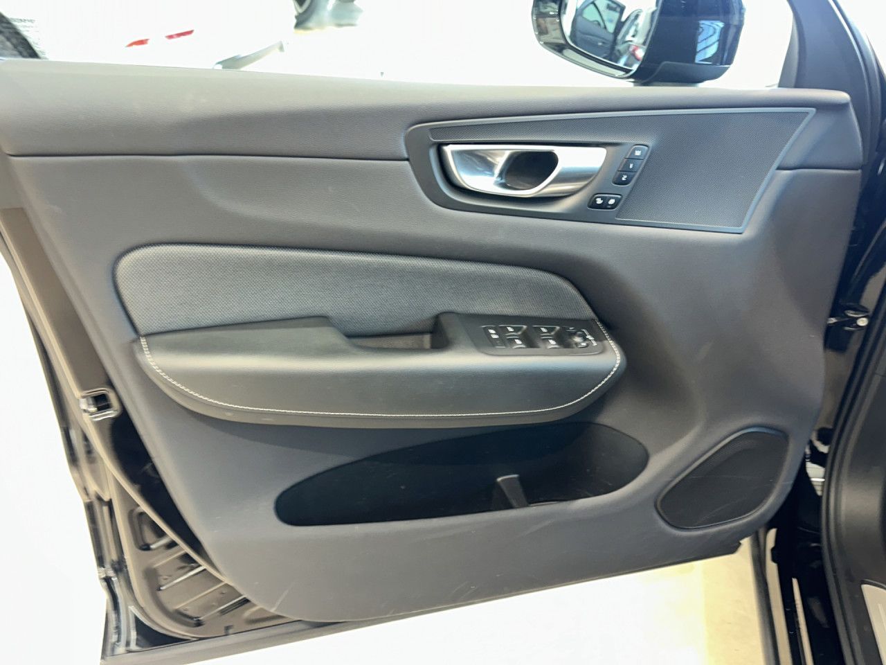 Volvo XC 60 R Design Recharge Plug-In Hybrid AWD Navi foto 7